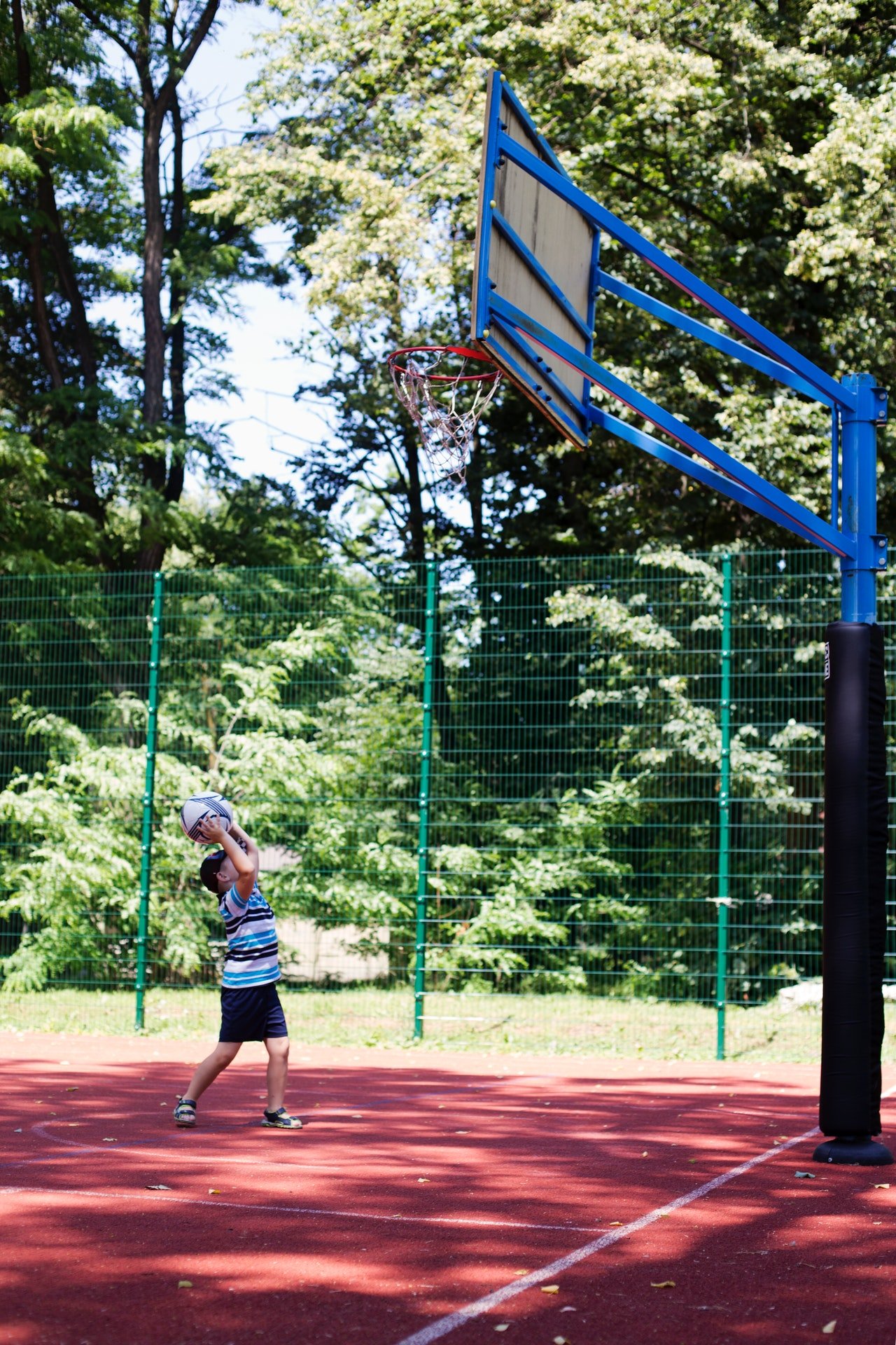 Photo of a young child playing basketball | Photo: Pexels