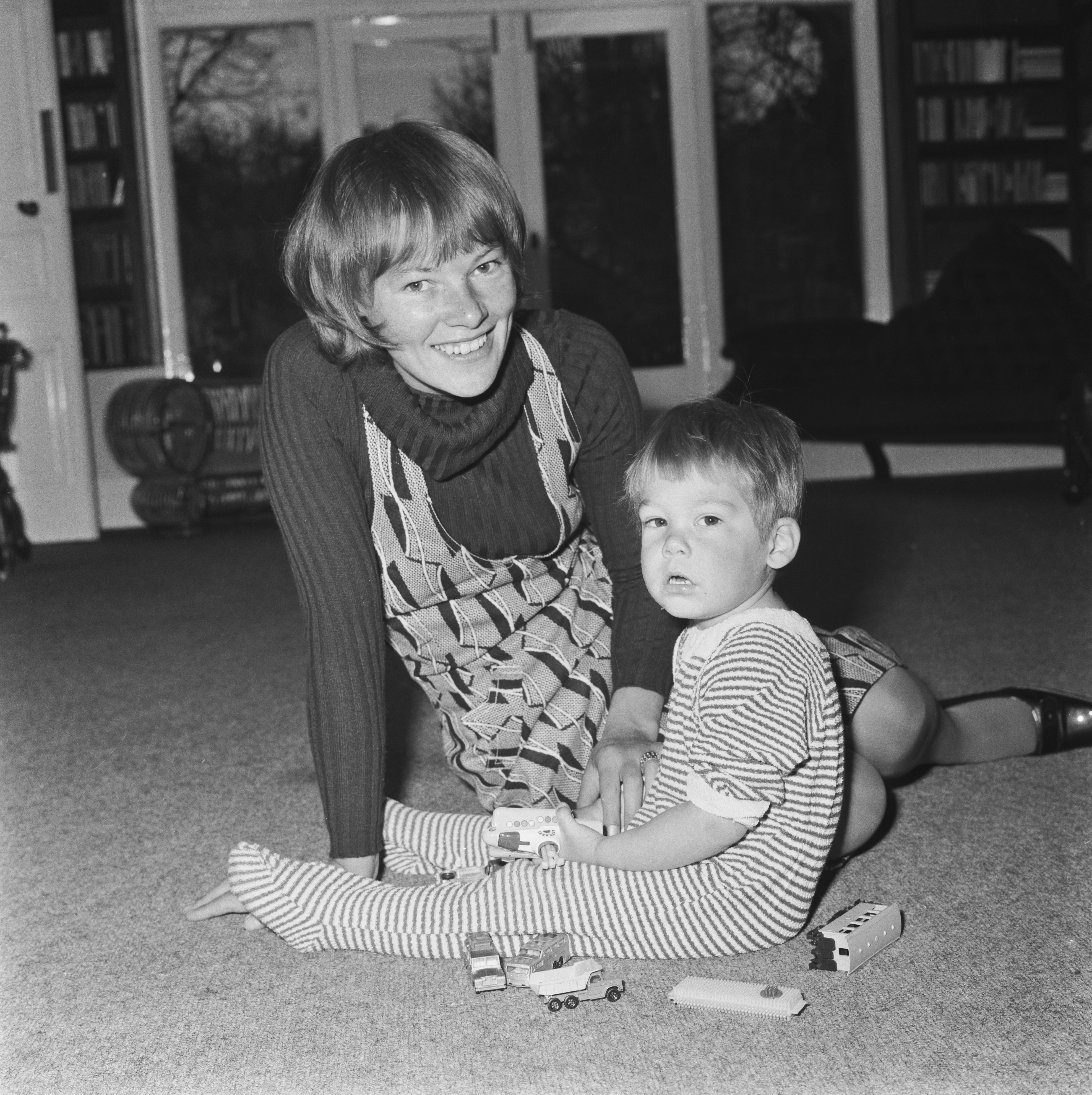 Glenda Jackson is photographed seated with her son, Dan Hodges, on the floor of a living room at home in London on April 16, 1971 | Source: Getty Images