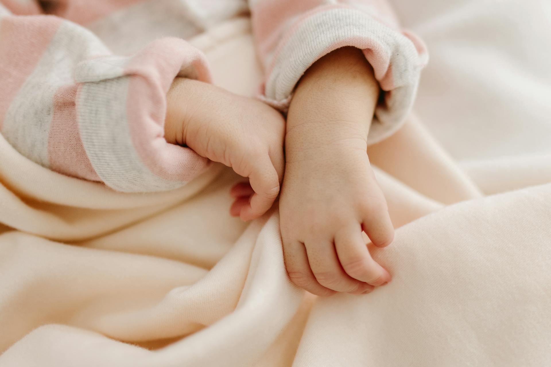 A close-up shot of a newborn baby's hands | Source: Pexels