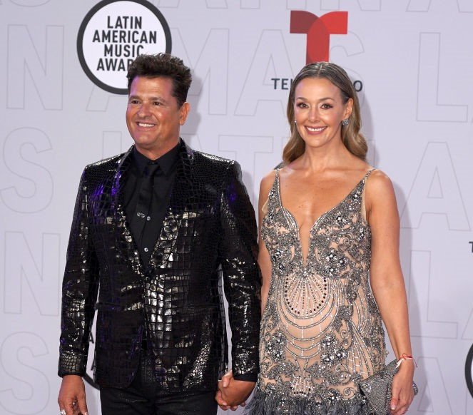 Carlos Vives y Claudia Elena Vásquez asisten a los Latin American Music Awards 2021 en BB&T Center el 15 de abril de 2021 en Sunrise, Florida. | Foto: Getty Images