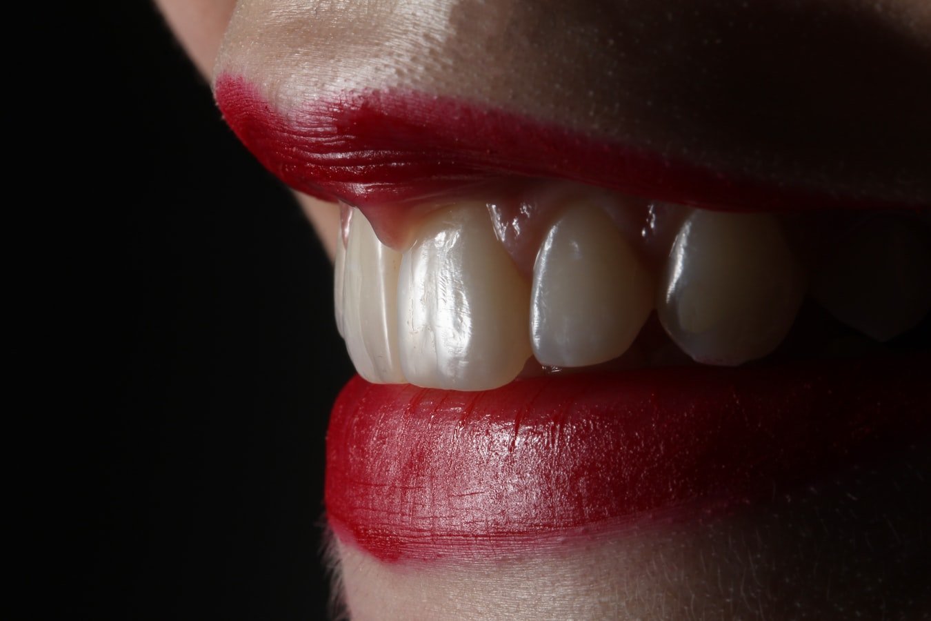 Une personne souriant. l Source : Unsplash
