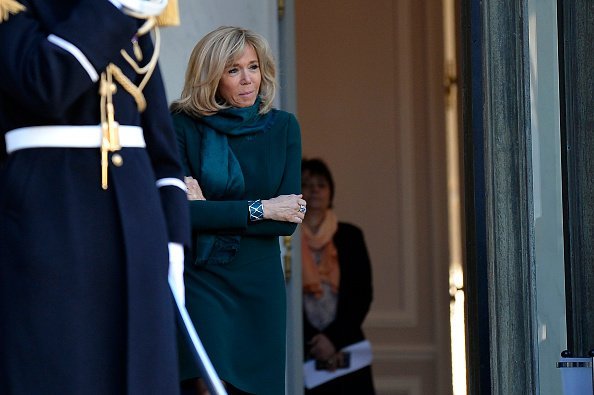 Emmanuel Macron et la première dame Brigitte Macron accueillent le premier ministre du Québec | Photo: GettyImage