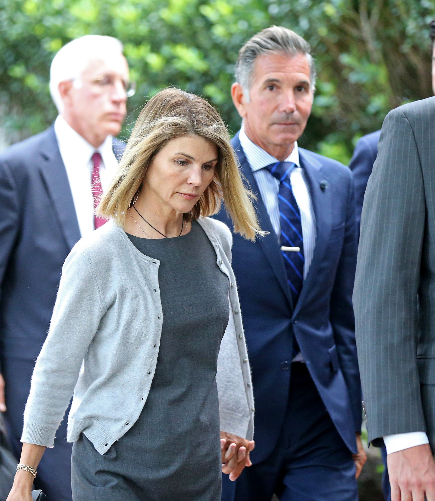 Mossimo Giannulli and Lori Loughlin leaving the courthouse after their hearing on 27 August, 2020. | Photo: Getty Images.
