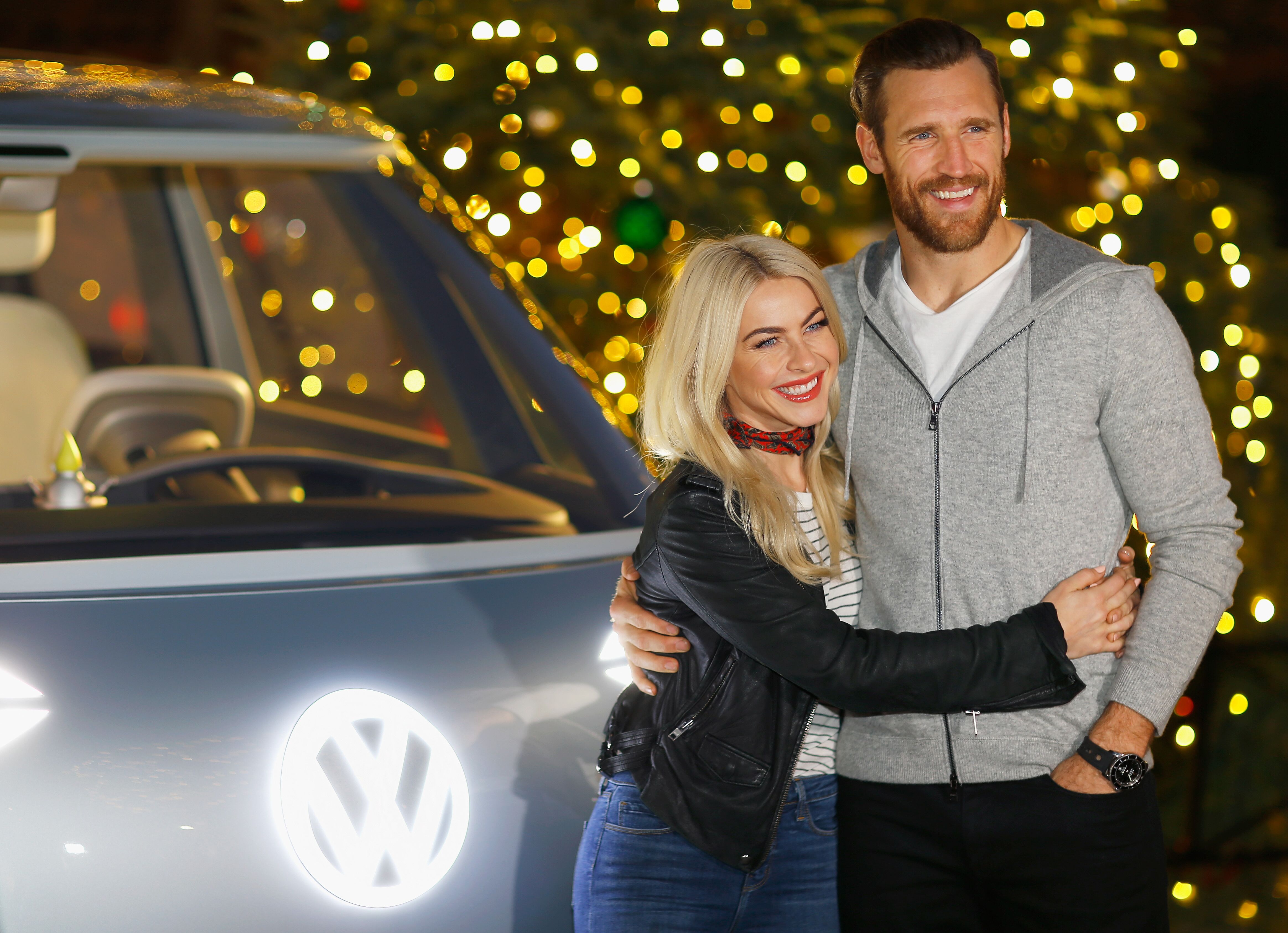 Julianne Hough and Brooks Laich at the Volkswagen Holiday Drive-In Event in Los Angeles, California on December 16, 2017 | Photo: Justin Edmonds/Getty Images
