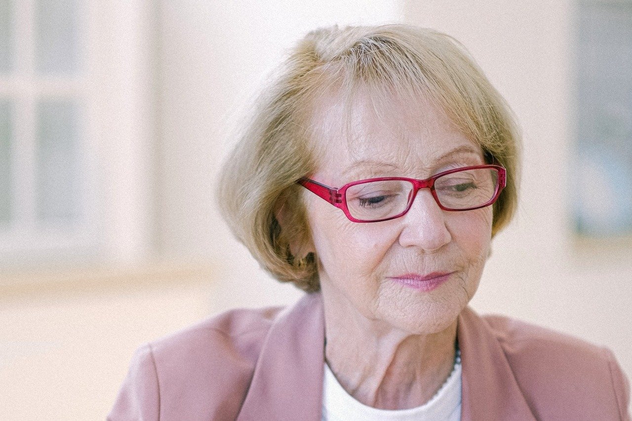 Rostro de una mujer mayor con anteojos. | Foto: Pexels