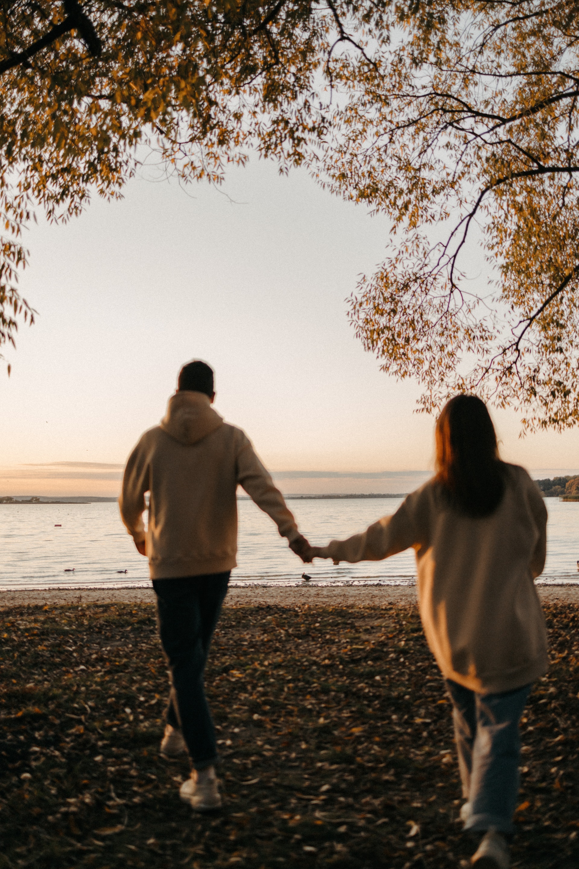 A couple walking on a beach | Source: Pexels