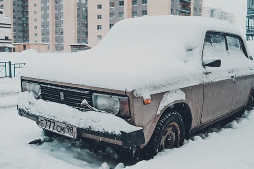 Car covered with snow | Source: Pexels