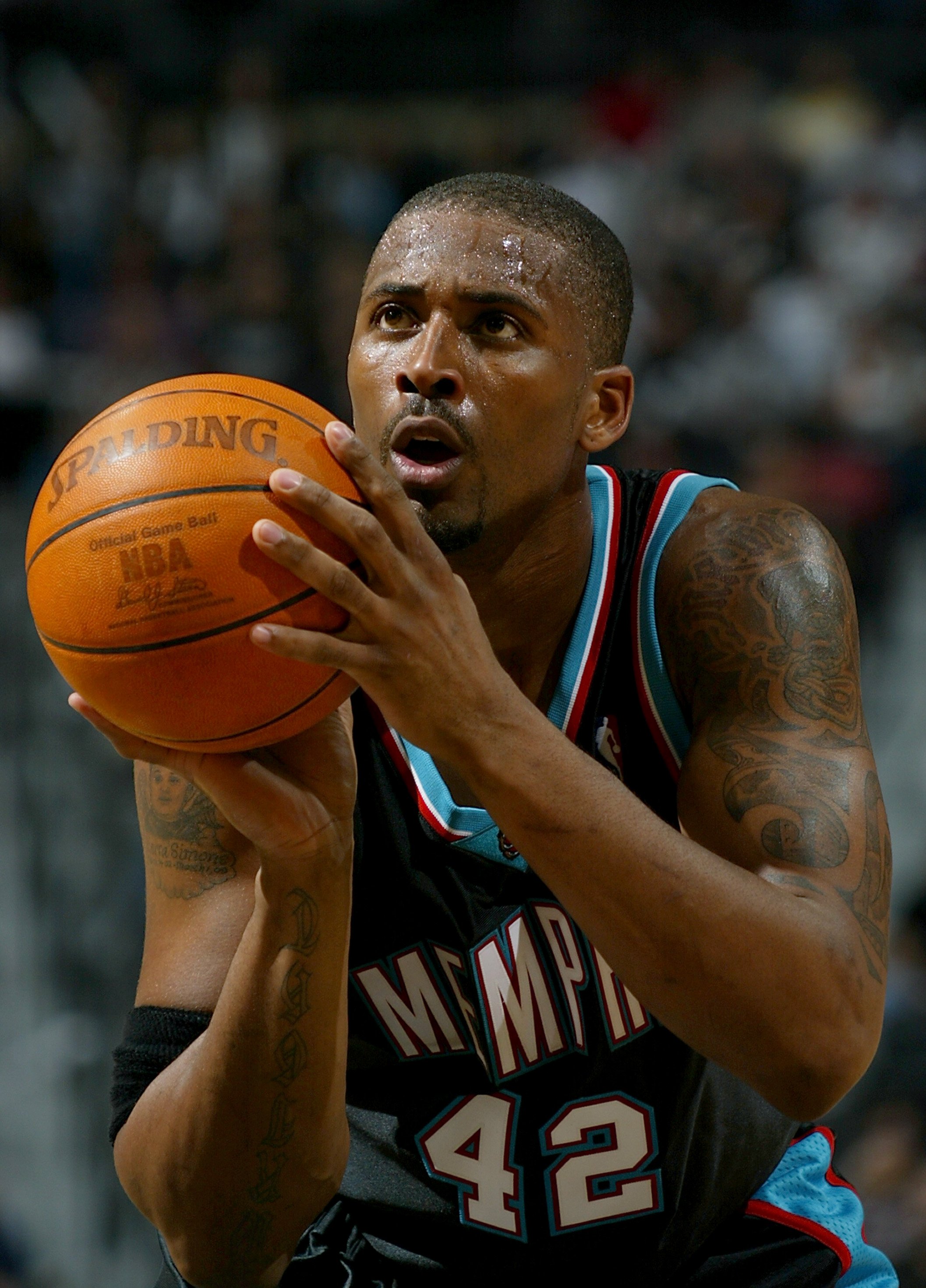 Lorenzen Wright of the Memphis Grizzlies shooting a free throw against the San Antonio Spurs in April, 2004 in San Antonio, Texas. | Source: Getty Images