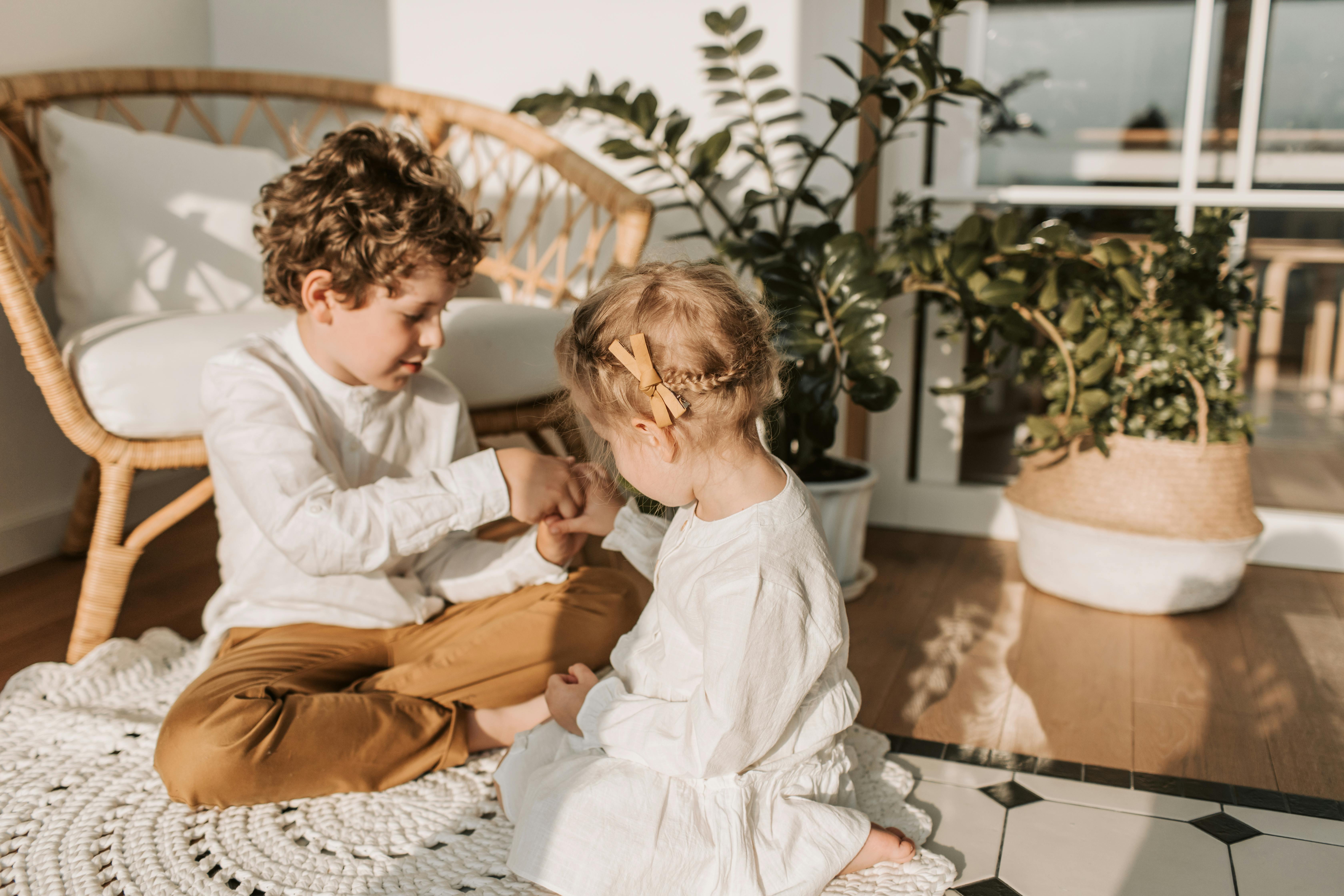 Kids sitting on the floor and playing | Source: Pexels