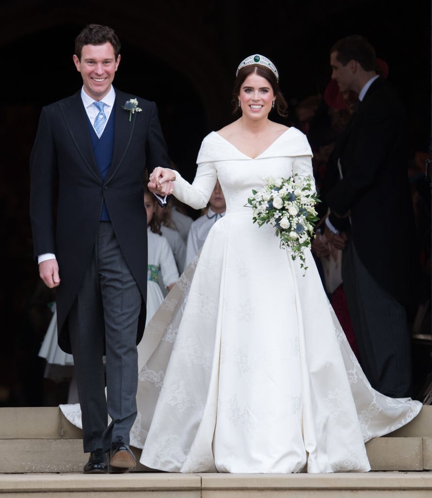 La princesse Eugénie d'York et Jack Brooksbank quittent la chapelle St George. | Photo : Getty Images La princesse Eugénie d'York et Jack Brooksbank quittent la chapelle St George. | Photo : Getty Images