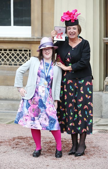 Rosa Monckton with her daughter Domencia, goddaughter of Princess Diana, after she was awarded an MBE by Queen Elizabeth II | Photo: Getty Images