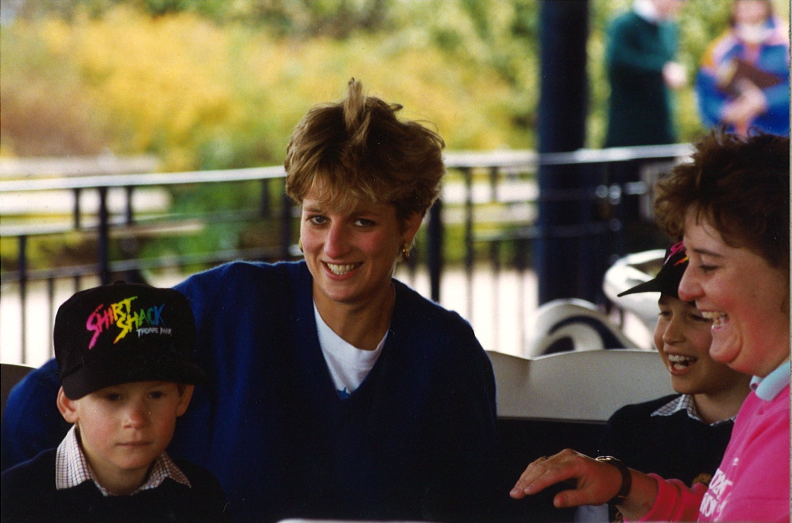 Diana de Gales, junto a su segundo hijo, el príncipe Harry en Thorpe Park Resort. | Imagen: Flickr