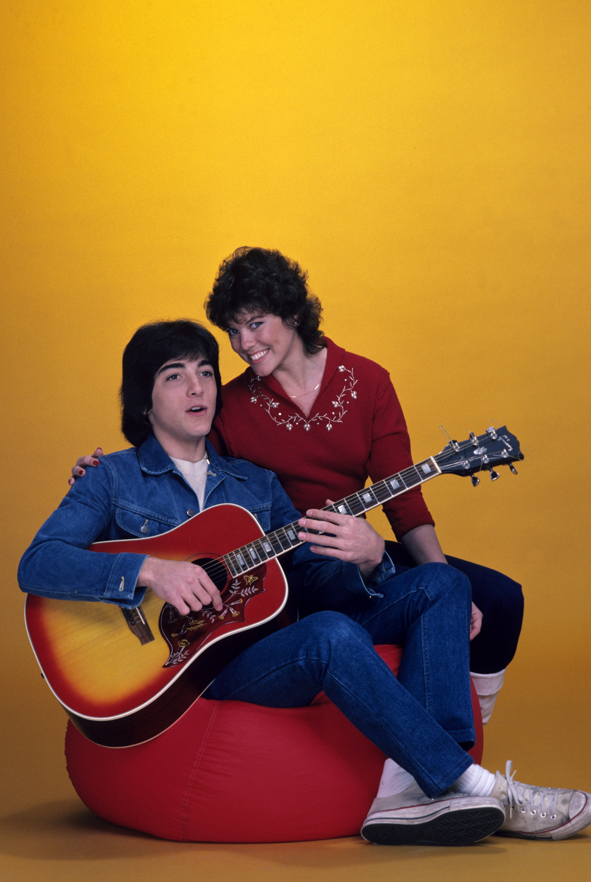 Actor Scott Baio and Erin Moran on the set of "Happy Days" on March 23,1982 | Source: Getty Images