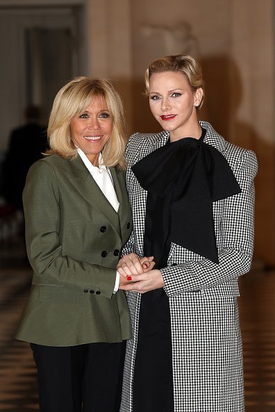 Brigitte Macron et la Princesse Charlene de Monaco assistent au déjeuner des partenaires du Chef de l'Etat au Château de Versailles, France. | Photo : Getty Images