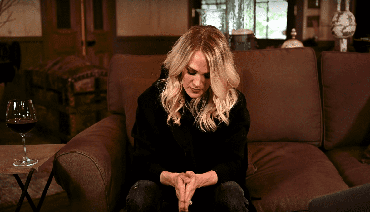 Carrie Underwood performs from her home. | Source: Youtube.com/CarrieUnderwood