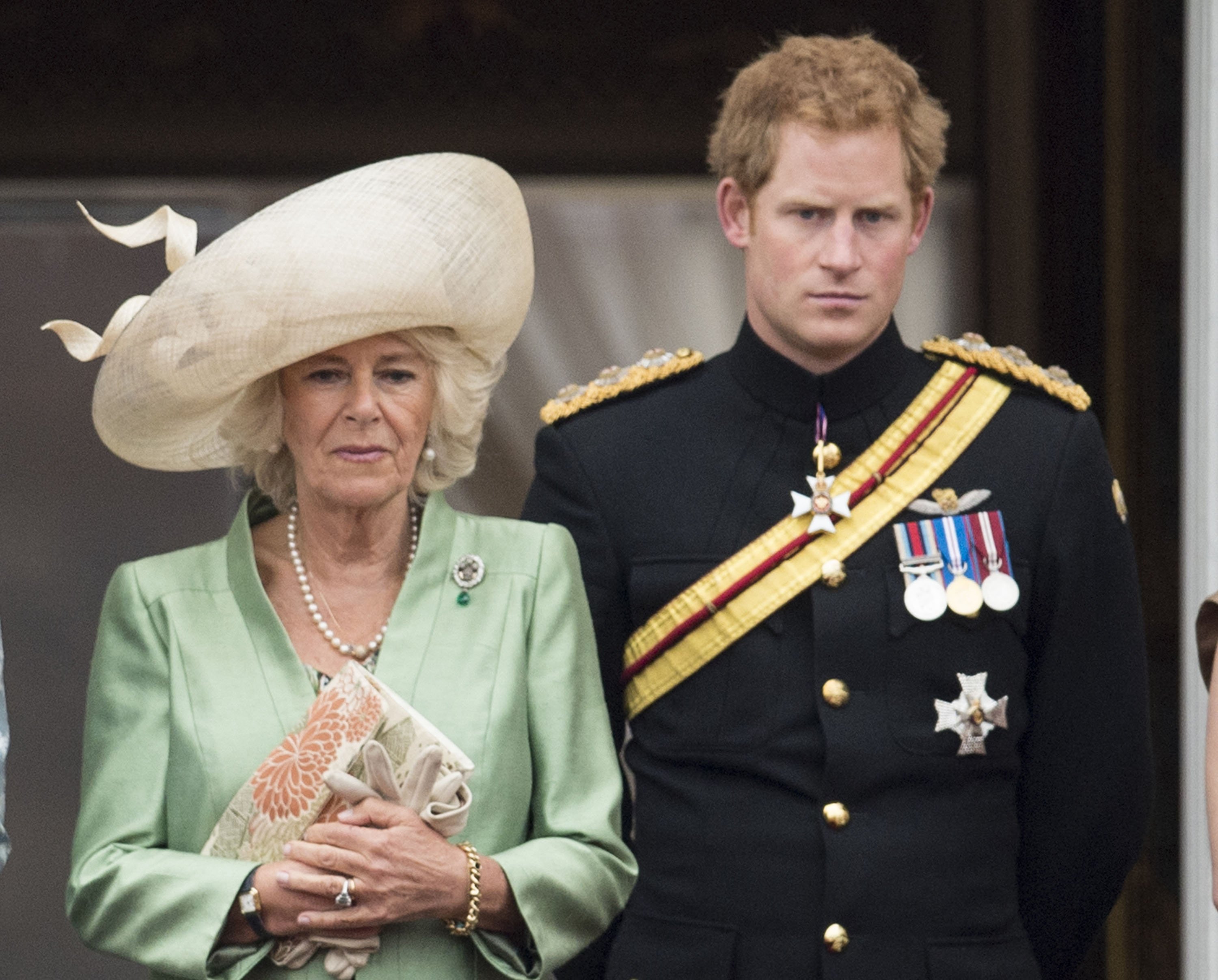 Prinz Harry und Königingemahlin Camilla in London 2015. | Quelle: Getty Images 