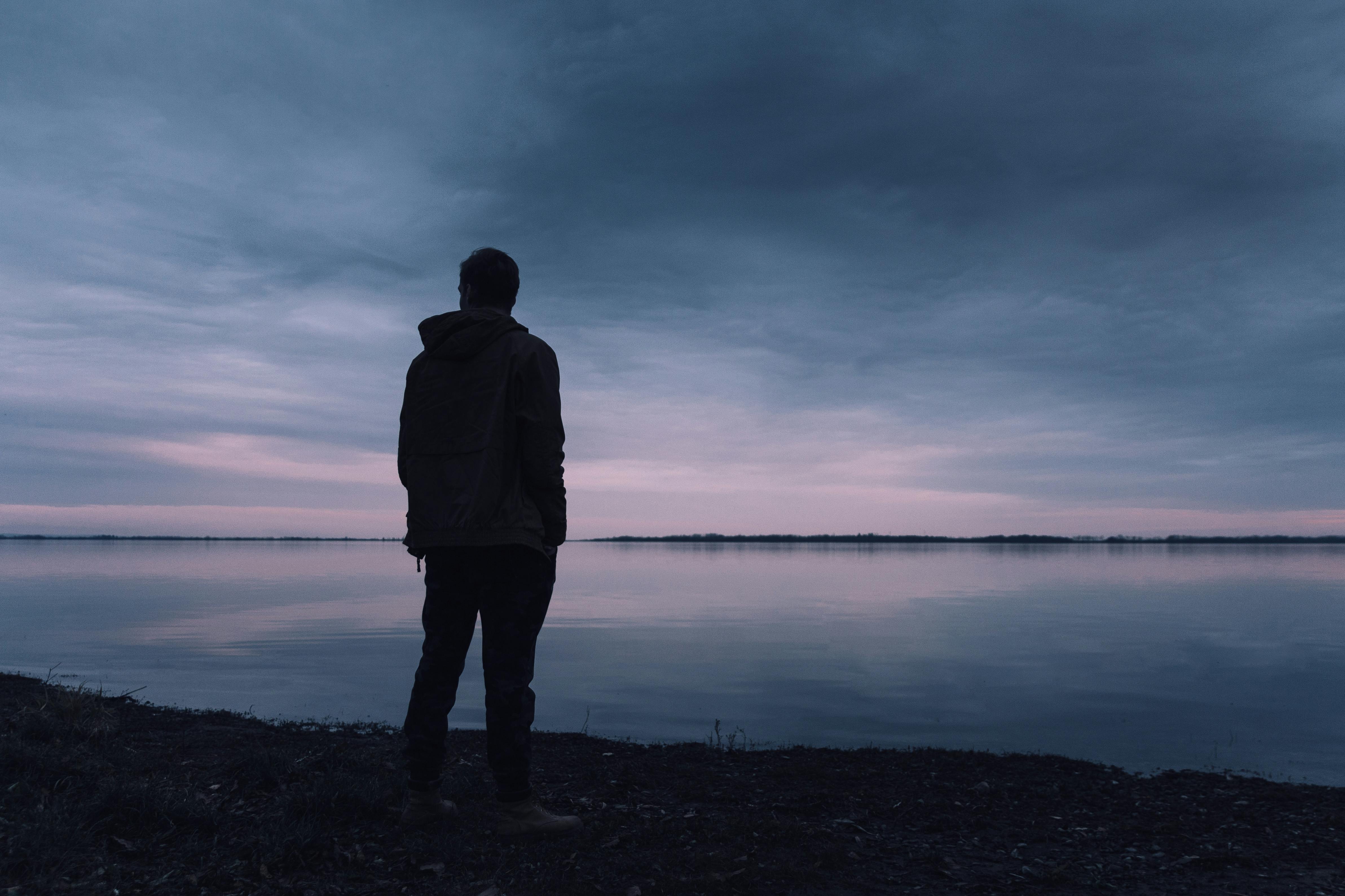 A sad man looking at the skies | Source: Pexels