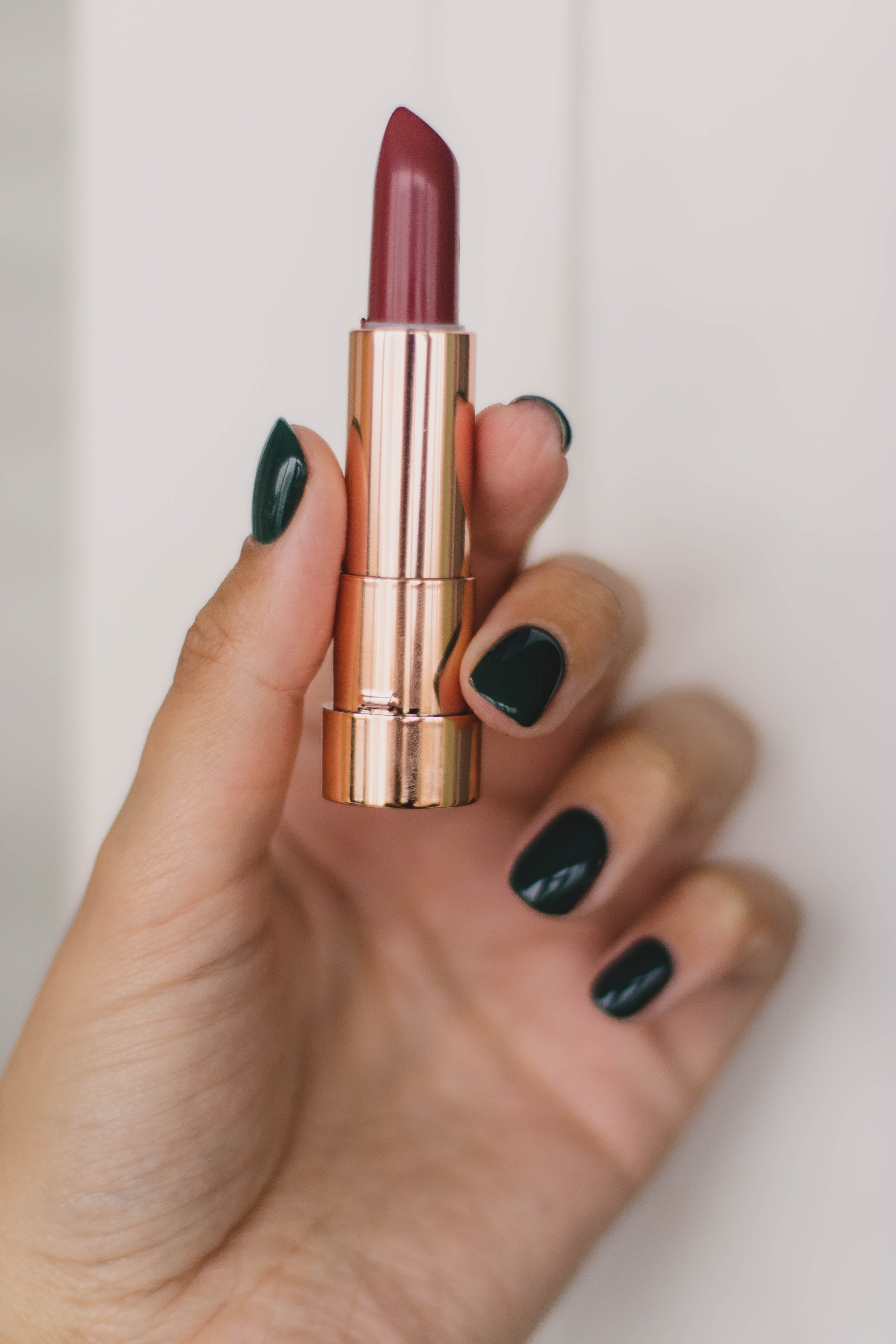 Une main avec du vernis à ongles. | Photo : Getty Images