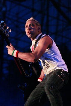 No Doubt bassist Tony Kanal performs during the Music Midtown 2002, in Atlanta, Georgia. | Source: Getty Images.