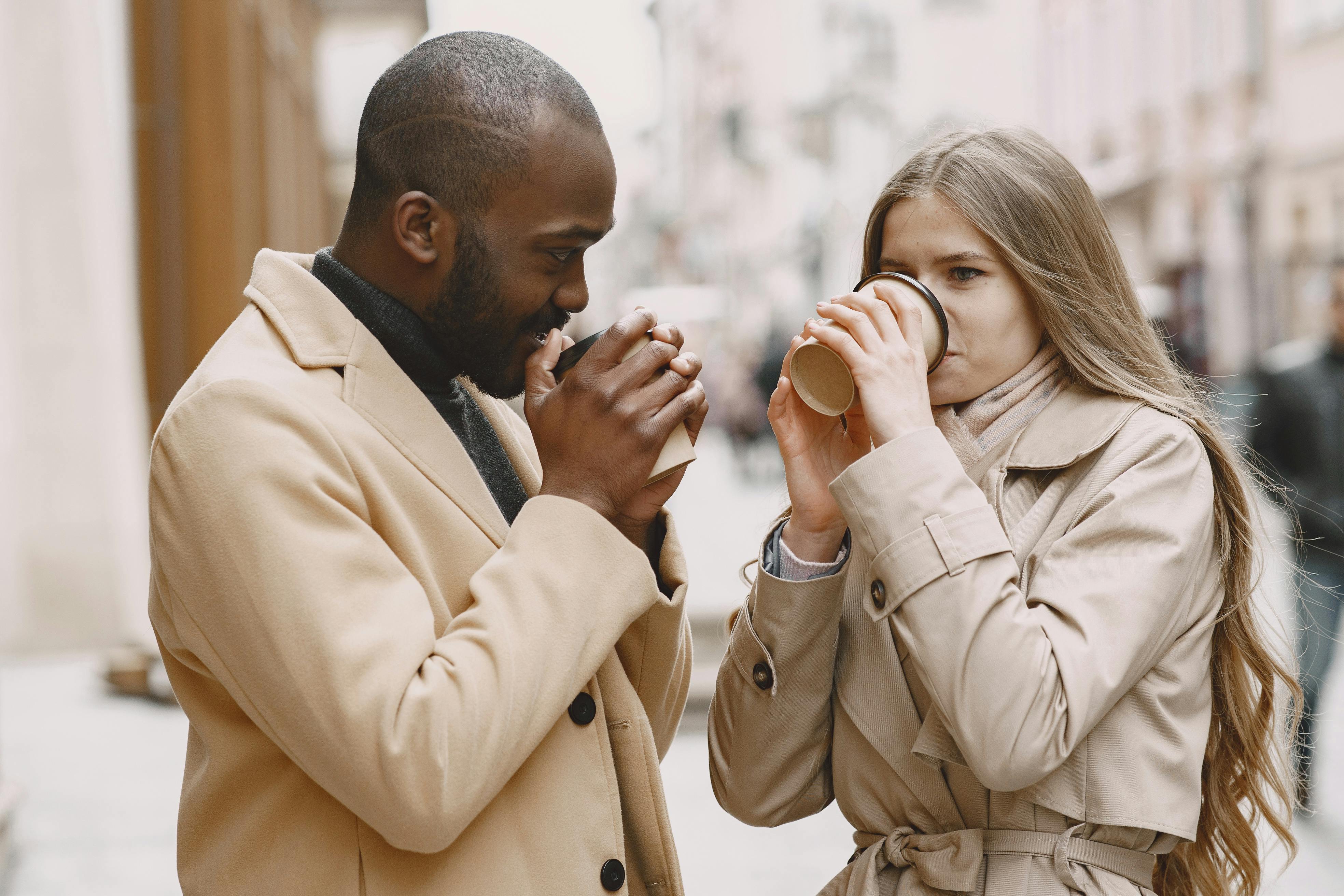 Two friends drinking coffee outdoors | Source: Pexels