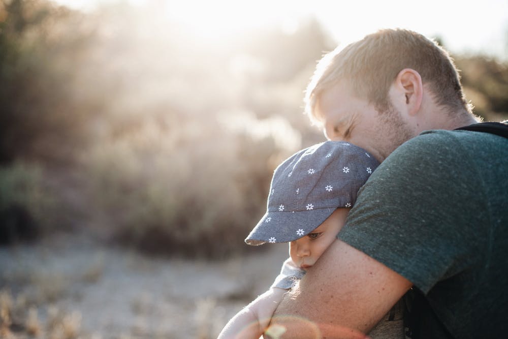 Mann hält Baby - Foto: Pexels