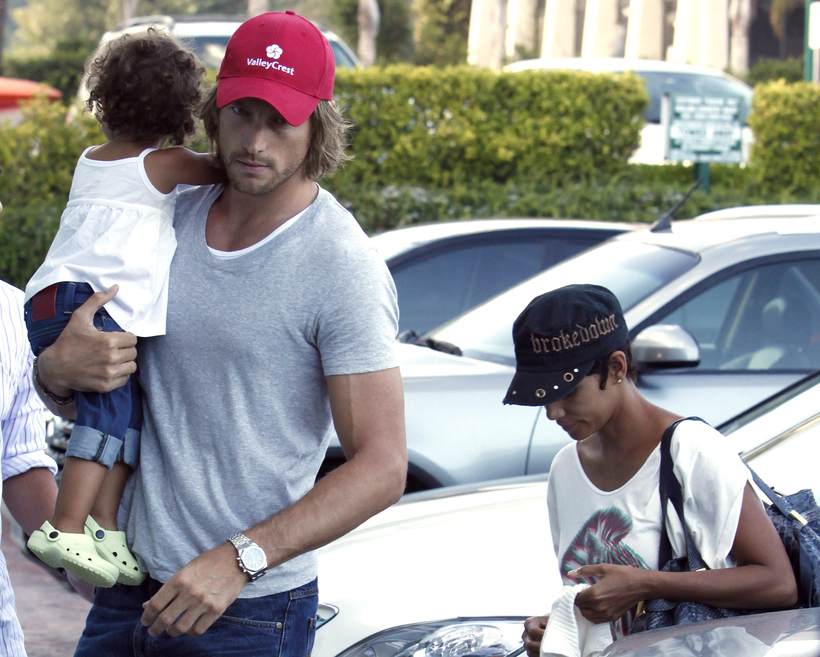 Halle Berry and Gabriel Aubry and their daughter Nahla in Malibu on August 23, 2009, in Los Angeles, California. | Source: Getty Images