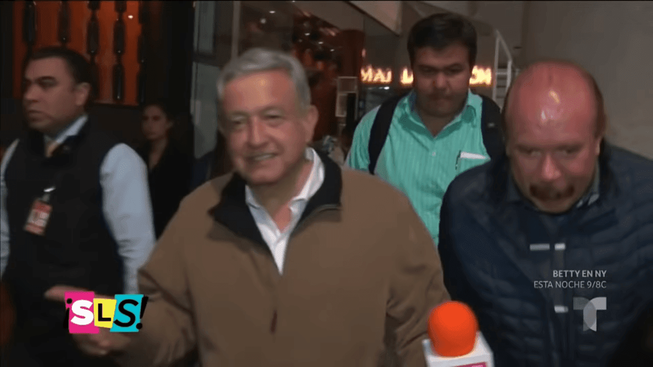 AMLO llegando al aeropuerto / Imagen tomada de: YouTube / Suelta la Sopa AMLO llegando al aeropuerto / Imagen tomada de: YouTube / Suelta la Sopa
