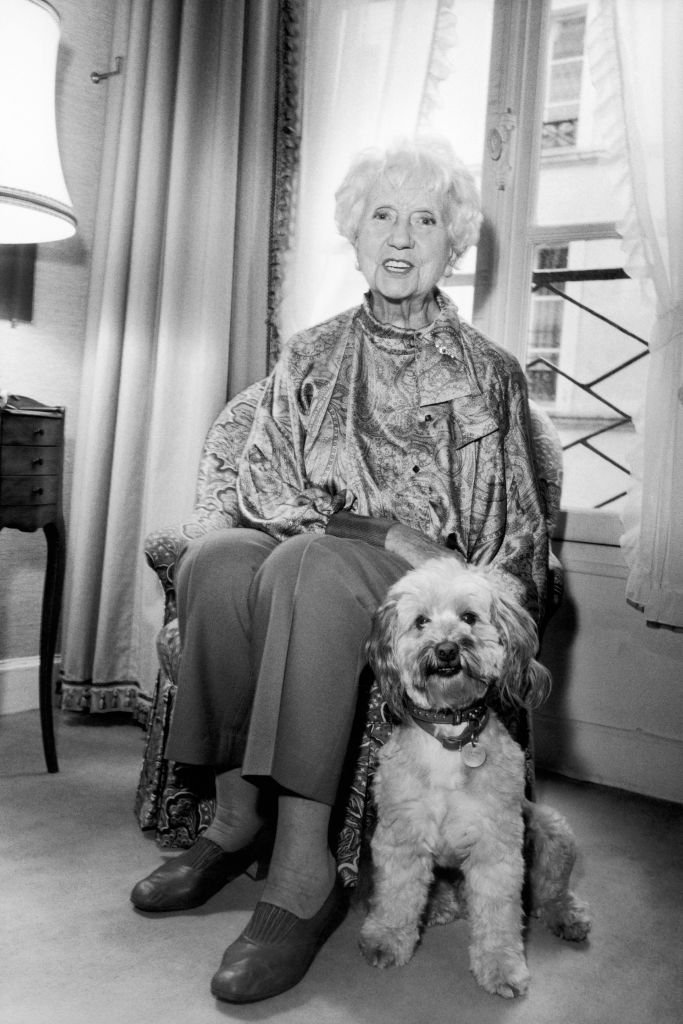 Un portrait de l'actrice française Denise GREY chez elle à Paris le 17 septembre 1986. | Photo : Getty Images