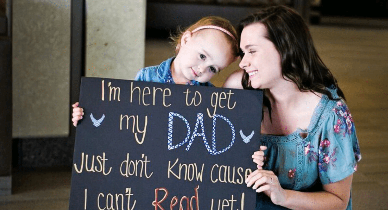 Adalynn and her mother Alison holding a sign. │Source: youtube.com/Militarykind
