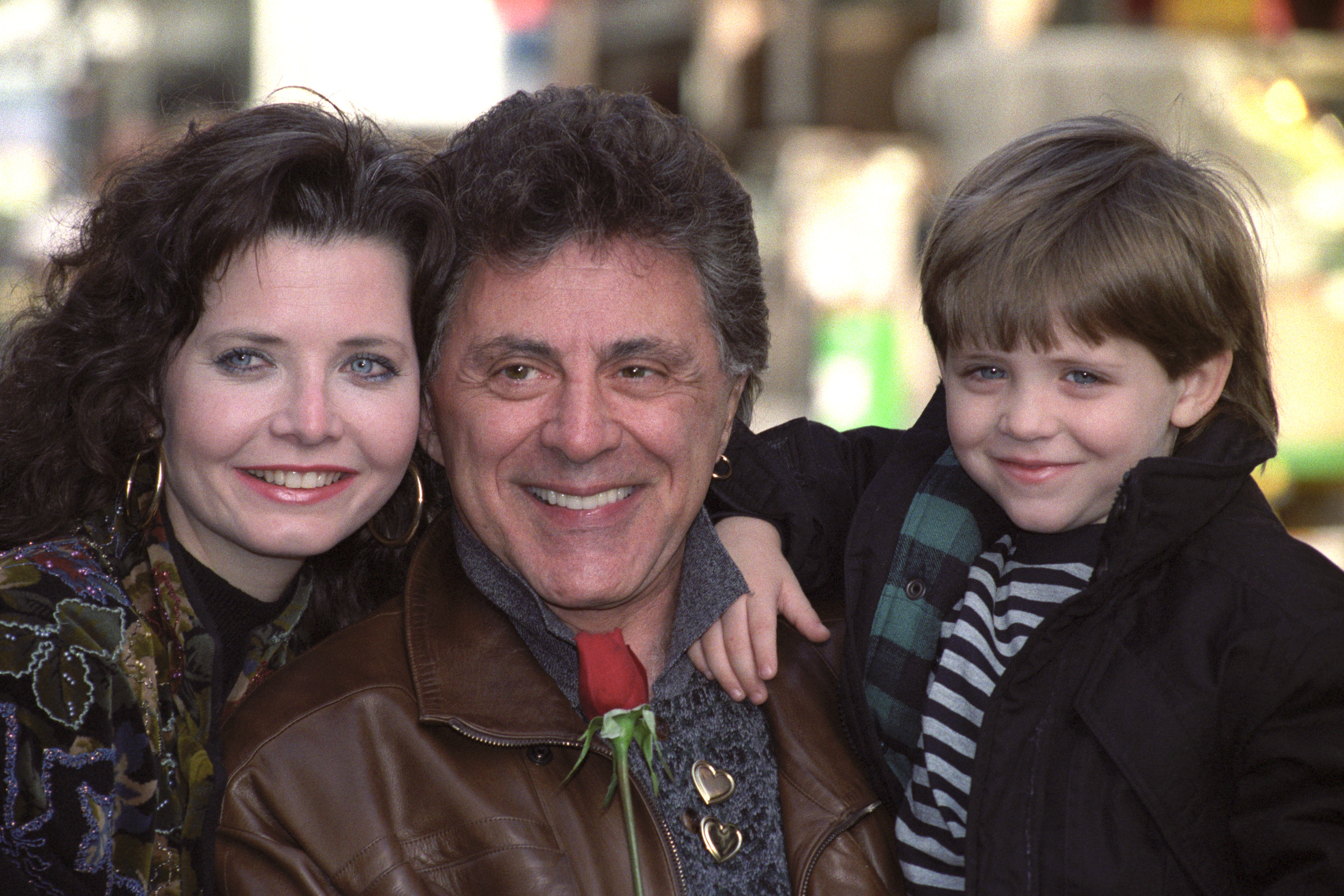 Frankie Valli with his wife Randy and their son Francesco outside the London Palladium on February 13, 1992 | Source: Getty Images