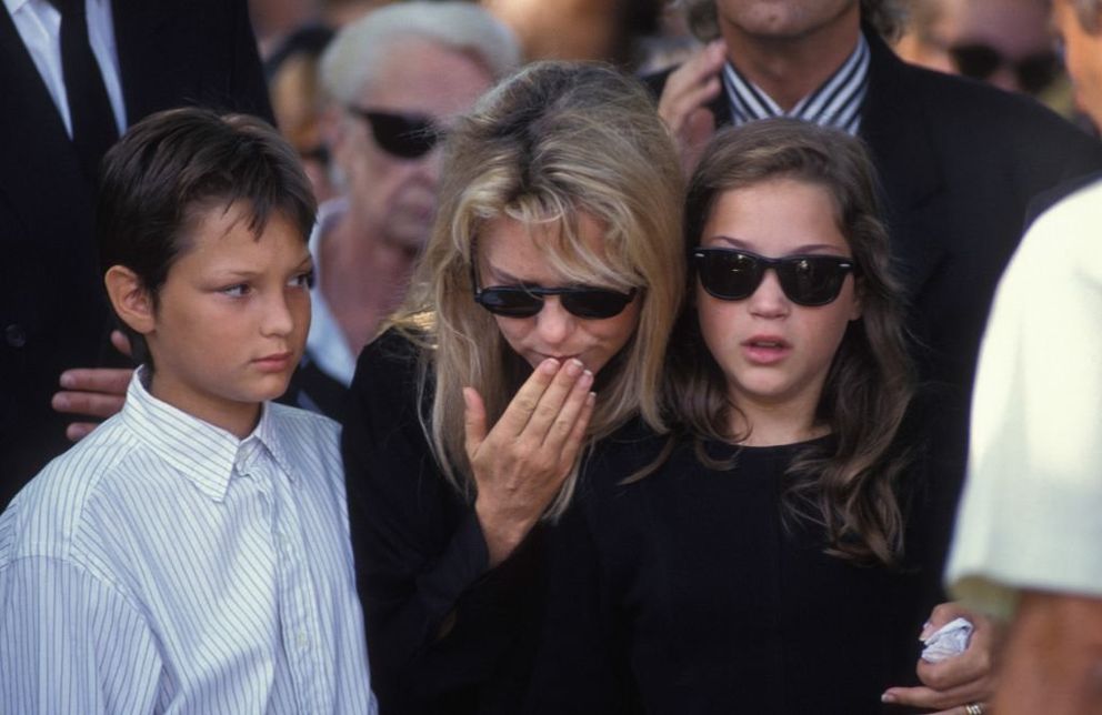 France Gall entourée de ses enfants Raphael et Pauline lors des obsèques de leur époux et père Michel Berger au cimetière Montmartre le 6 aout 1992 à Paris, France. І Source : Getty Images