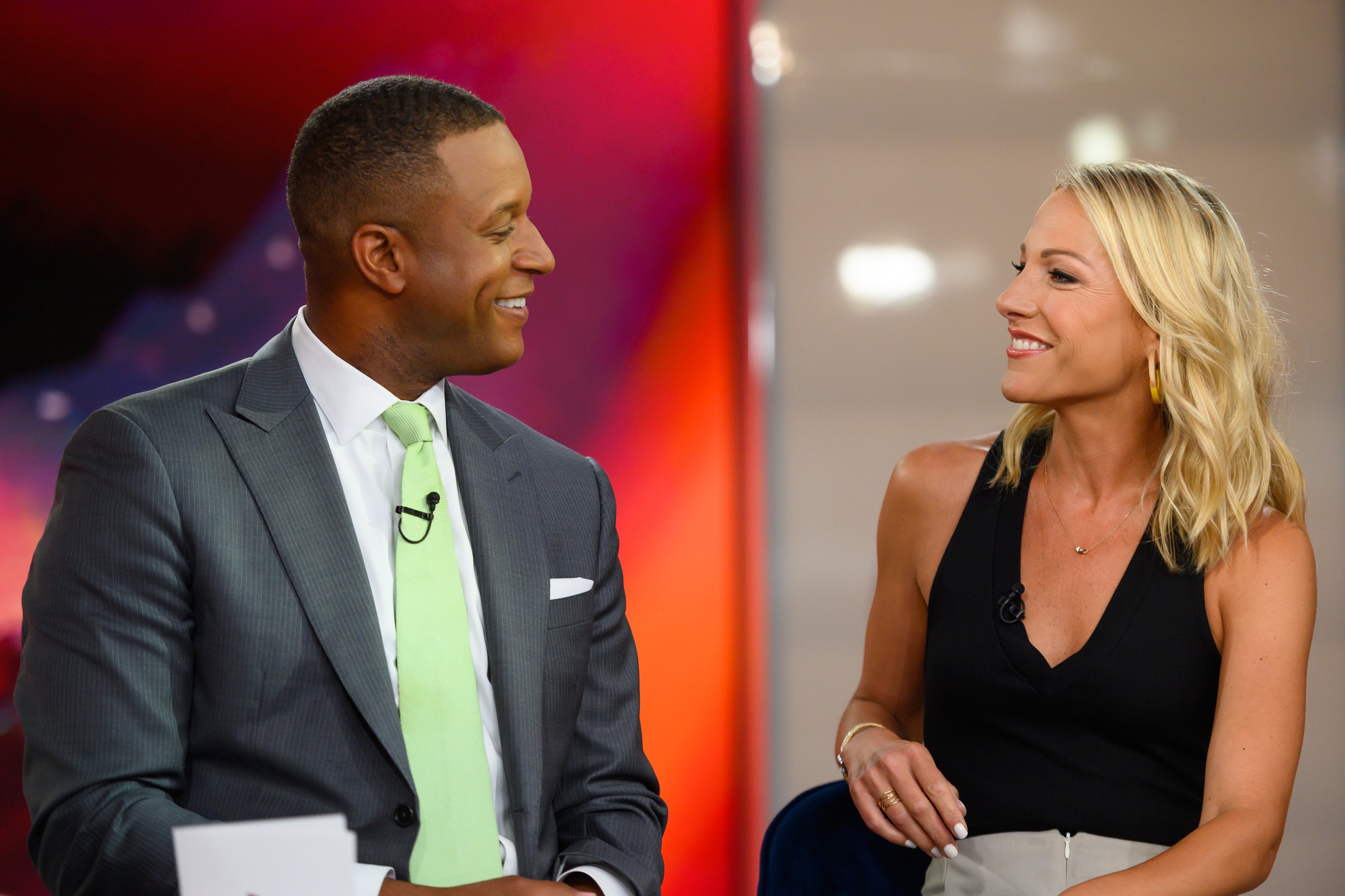 Craig Melvin and Lindsay Czarniak photographed on the set of NBC in 2019. | Source: Getty Images