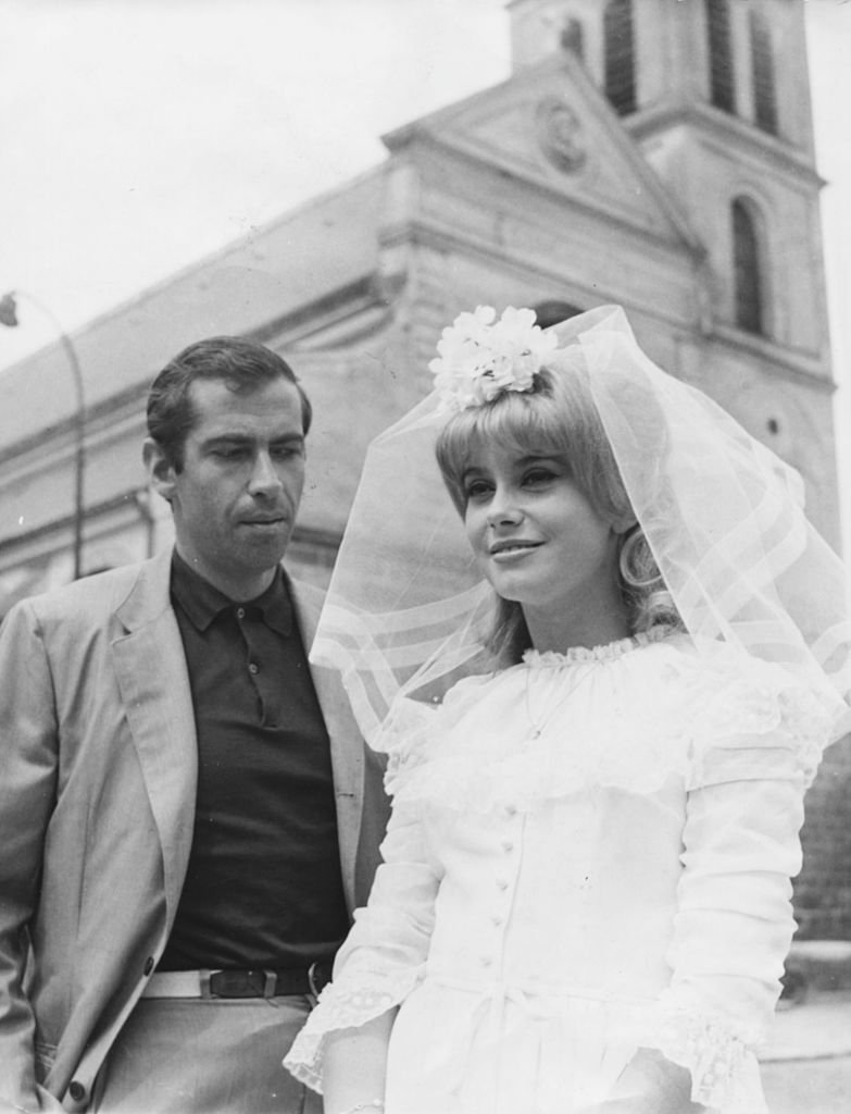 Catherine Deneuve habillée en mariée avec le réalisateur Roger Vadim, sur le tournage d'un film, le 31 juillet 1962. Photo : Getty Images