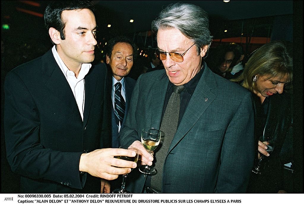Alain Delon et Anthony Delon à la réouverture Drugstore "Publicis" sur les Champs Elysées à Paris en 2004 | photo : Getty Images