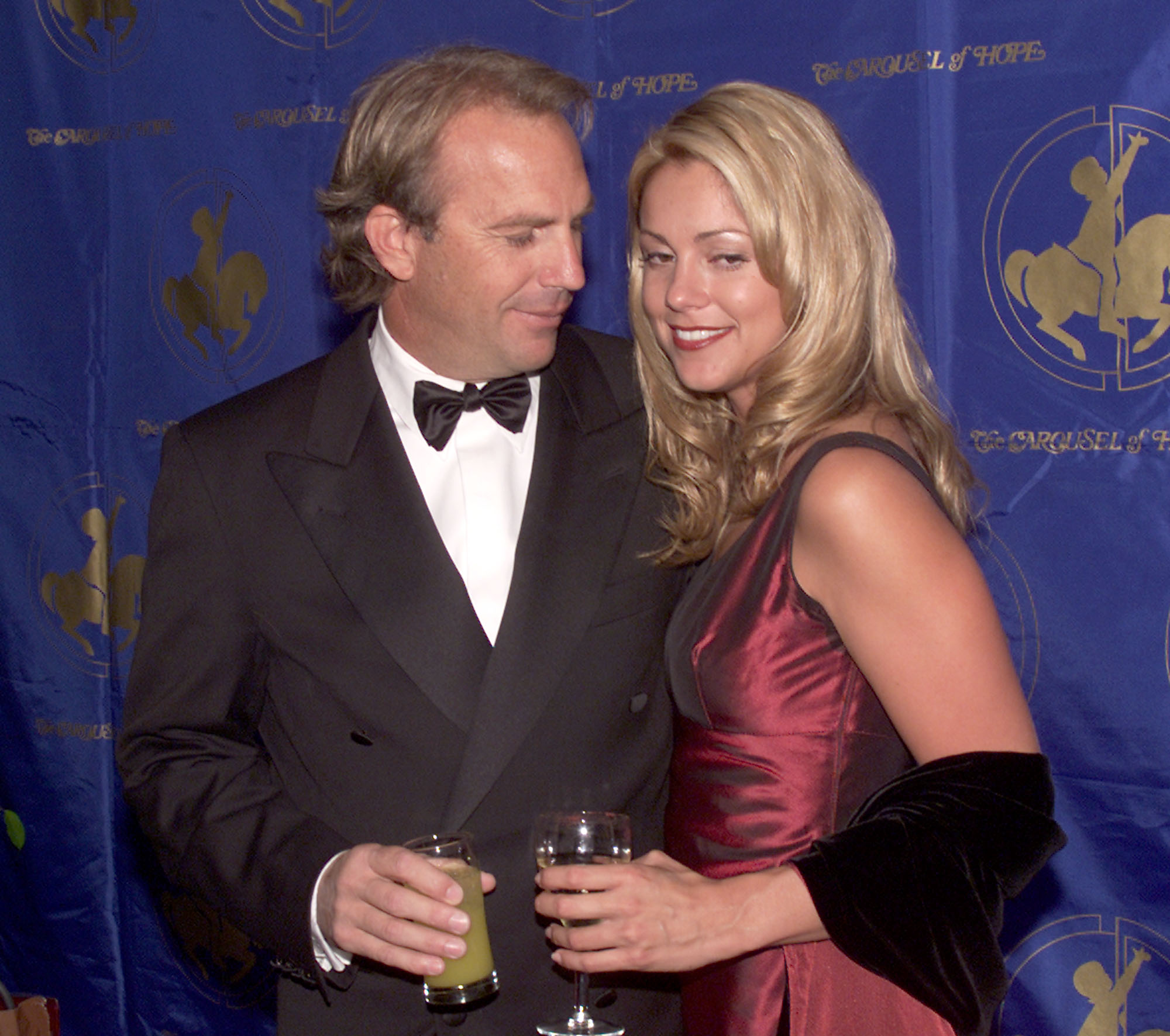 Kevin Costner and Christine Baumgartner at the 'Carousel of Hope' gala to benefit the Barbara Davis Center for Childhood Diabetes in Los Angeles, California, on October 28, 2001. | Source: Getty Images