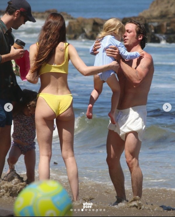 Dakota Johnson, with Jeremy Allen White, his daughters Erza and Dolores, and an unidentified male companion, was spotted at Malibu Beach in June 2024. | Source: Instagram/whoopsee.it