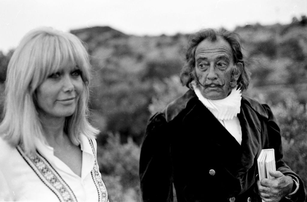 Le peintre espagnol Salvador Dali avec sa mannequin et égérie Amanda Lear le 26 janvier 1969, Gérone, Espagne. | Photo : Getty Images