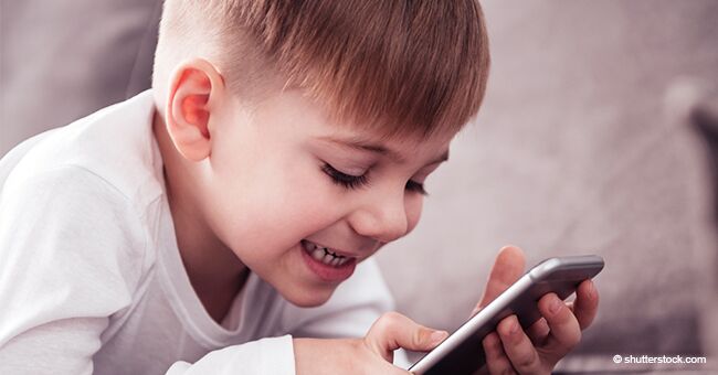 Ce petit enfant répond à un appel téléphonique du patron de son père