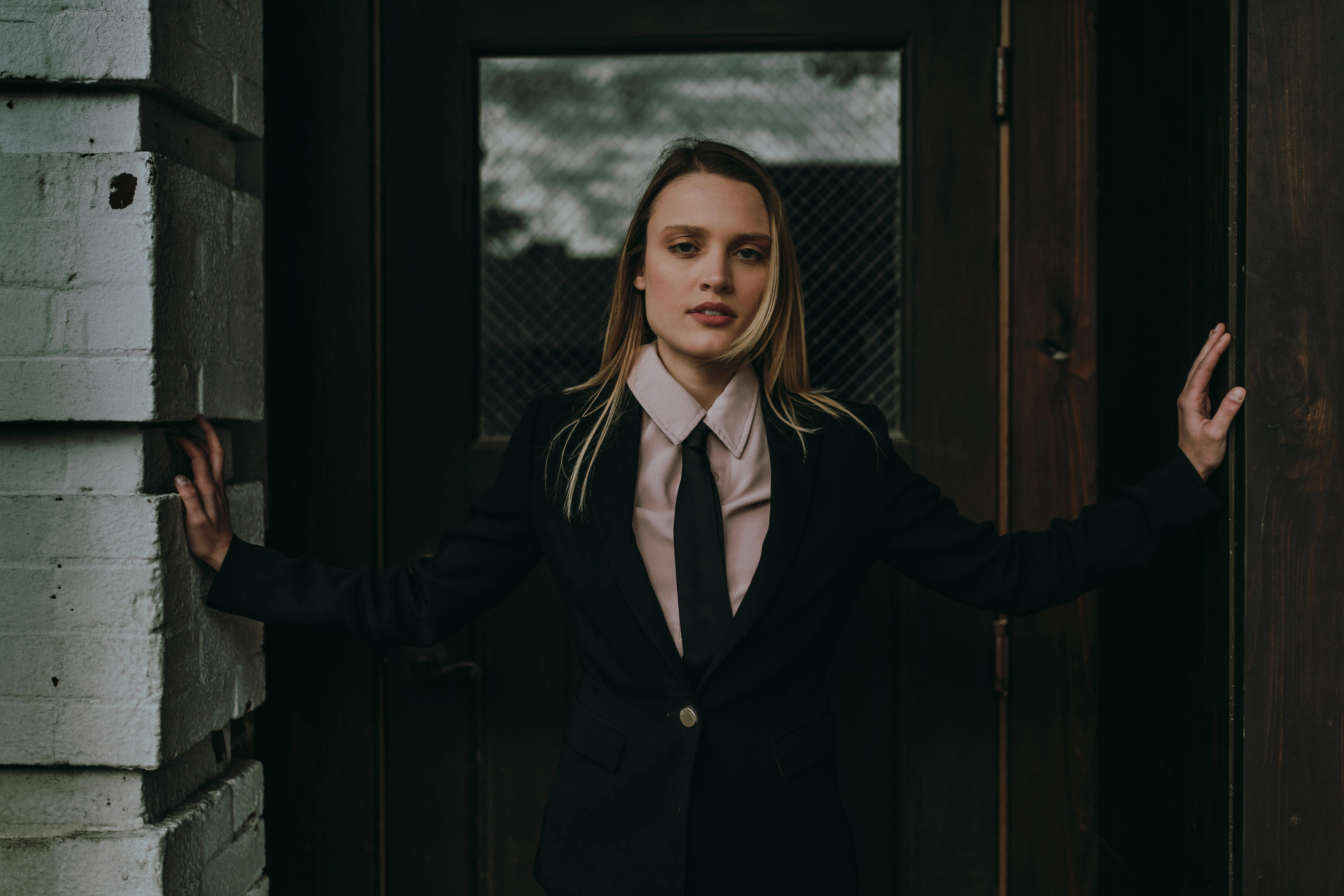 A woman in a business suit | Source: Pexels