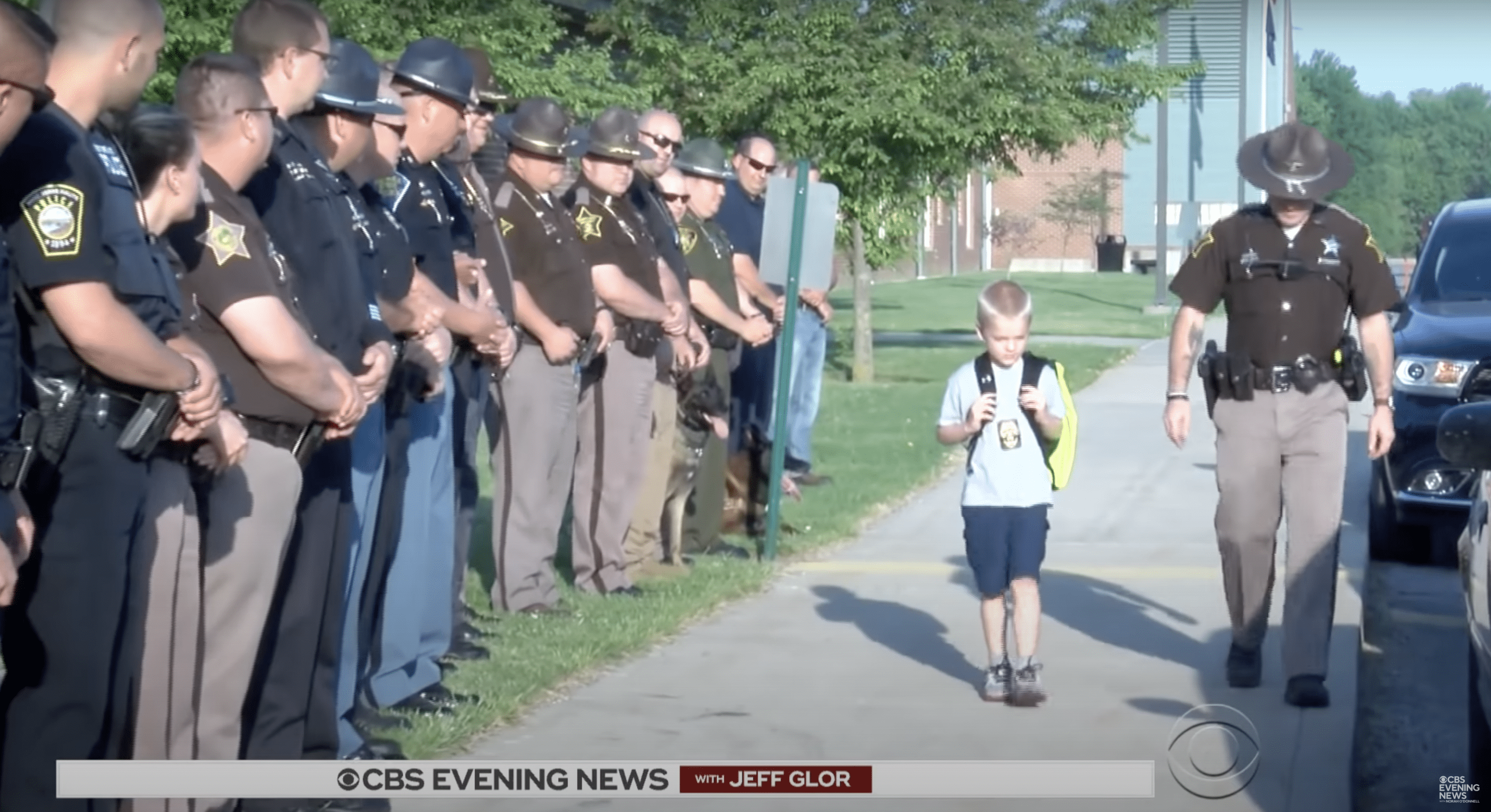Dakota Pitts caminó a la escuela mientras los oficiales hacían fila para apoyarlo | Foto: YouTube.com/CBS Noticias vespertinas