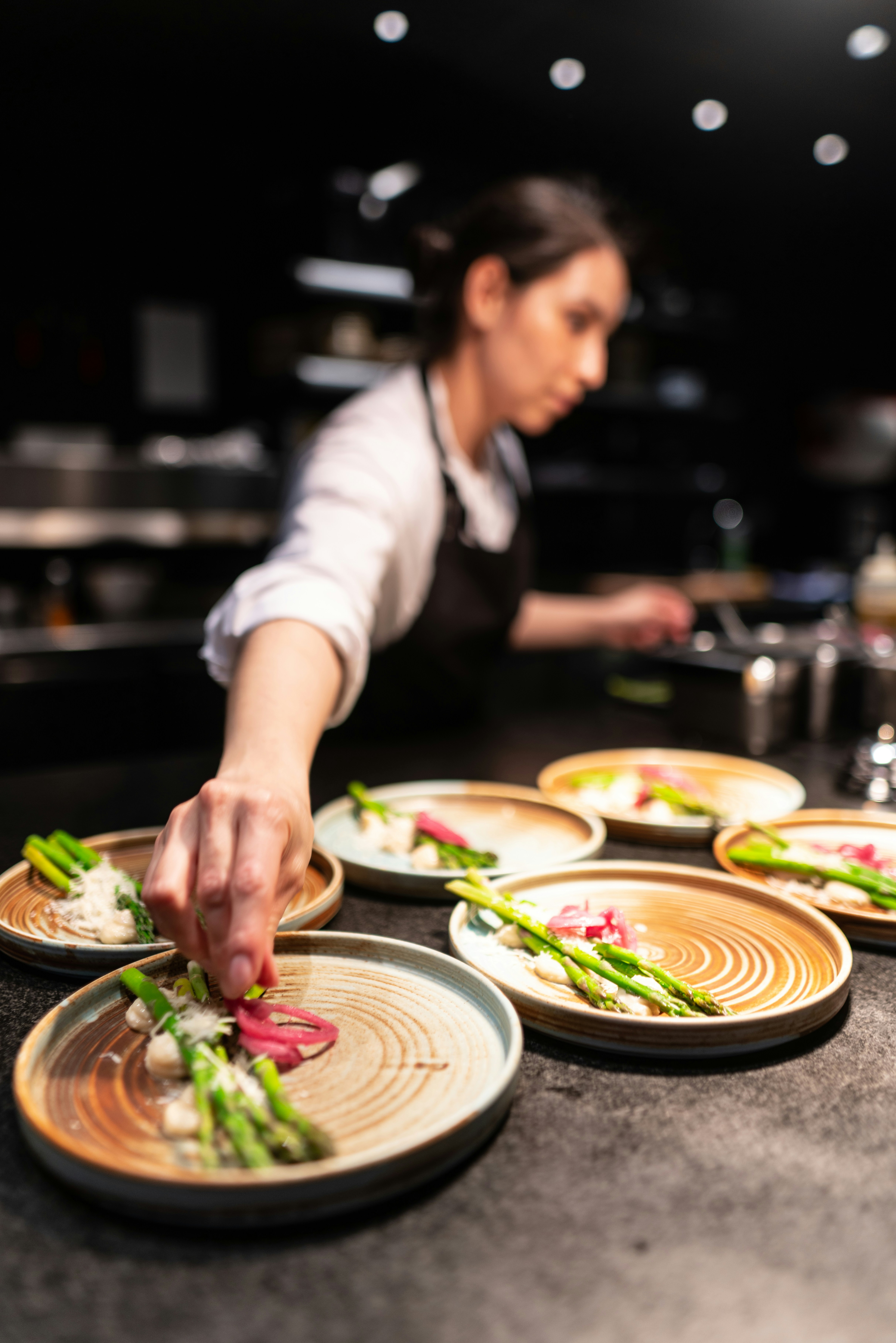 A female chef decorating plates | Source: Unsplash