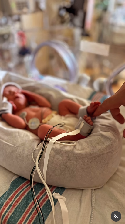 One of Katie Grant Dickson's quadruplets at the hospital | Source: Instagram/katie.grant.dickson