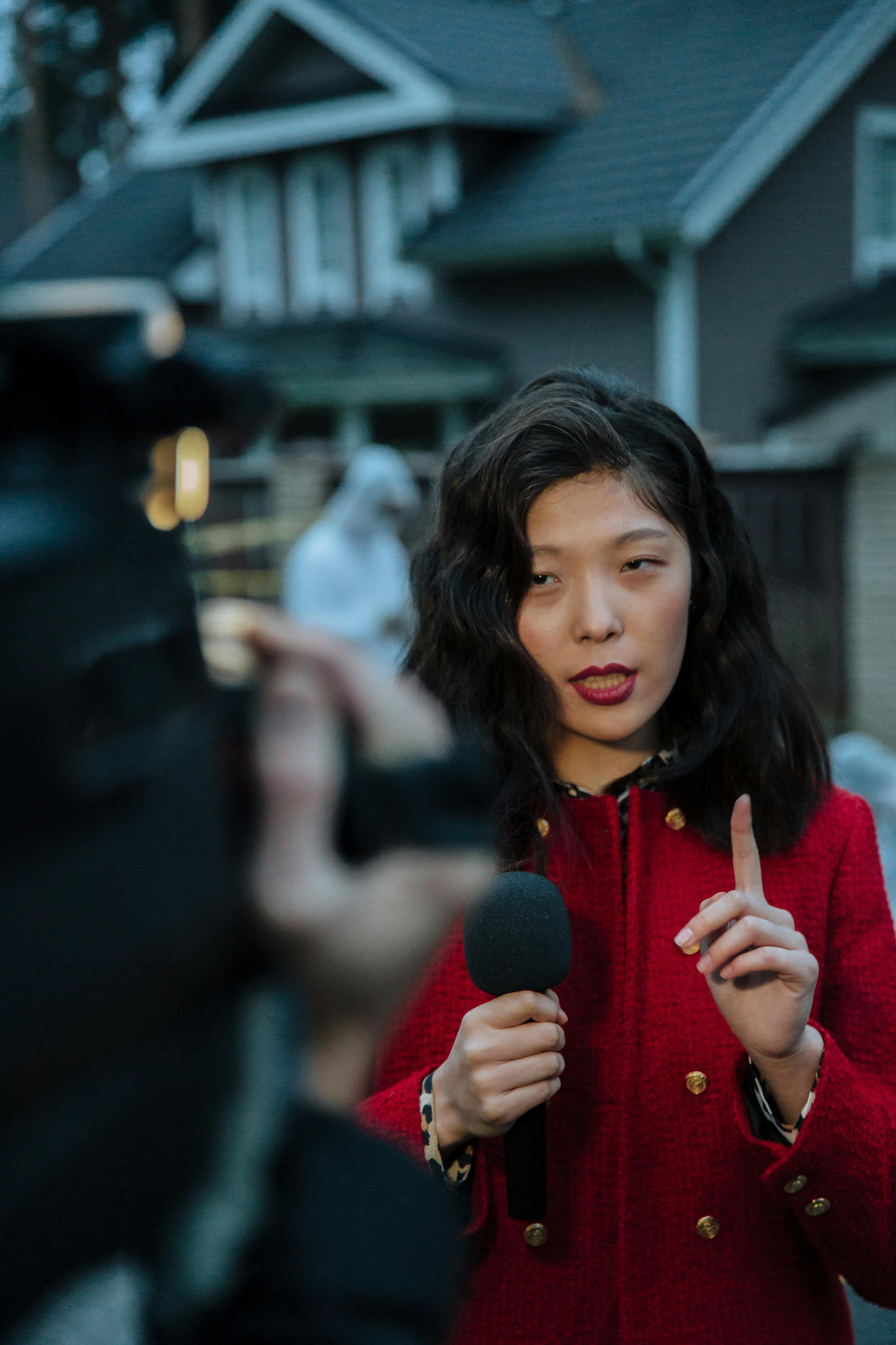 A female reporter | Source: Pexels