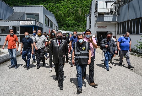 Jean-Luc Mélenchon, regarde alors qu'il participe à une "marche des libertés".| Photo : Getty Images