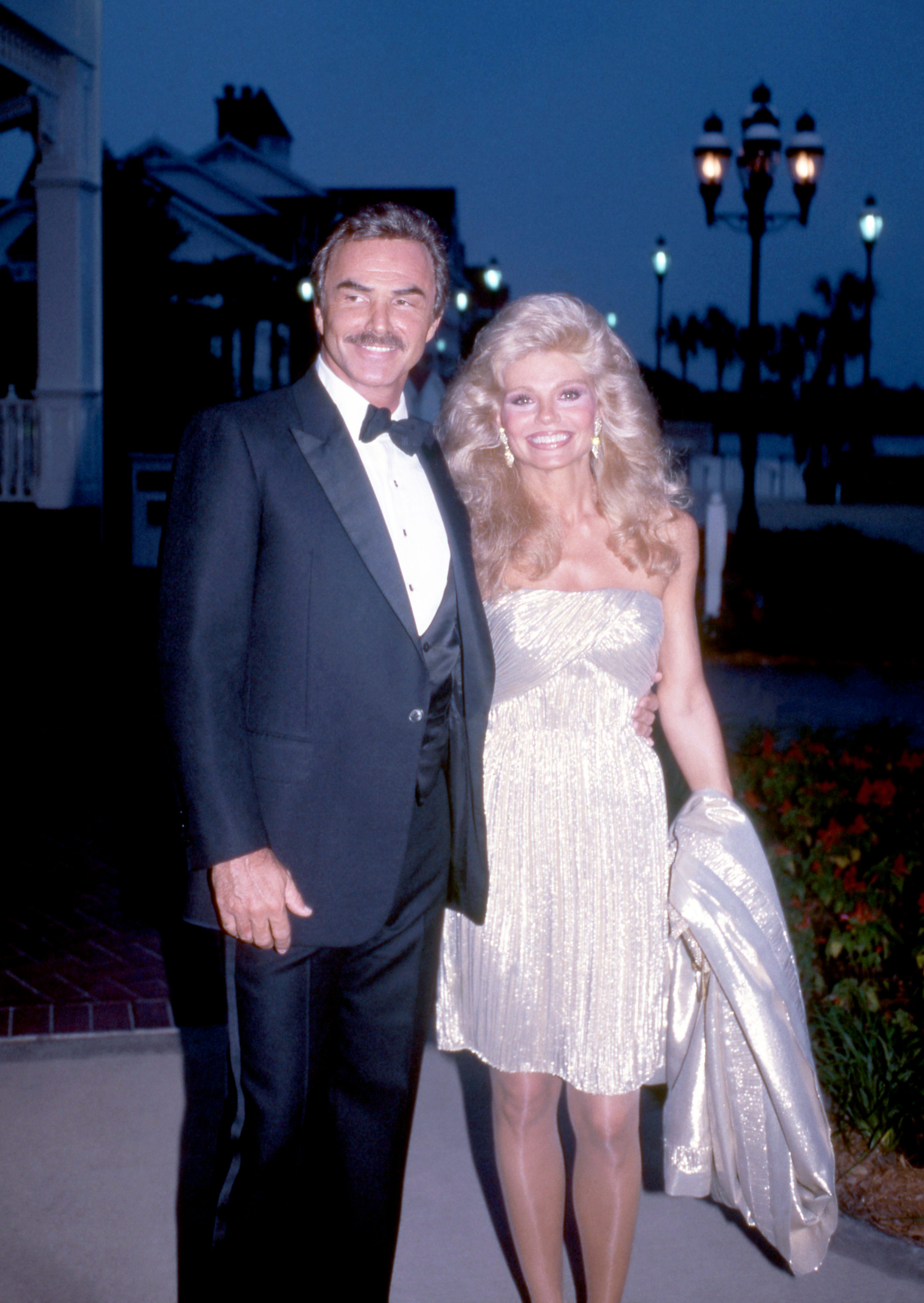 Burt Reynolds and Loni Anderson pose for a portrait on January 1, 1988, in New York. | Source: Getty Images