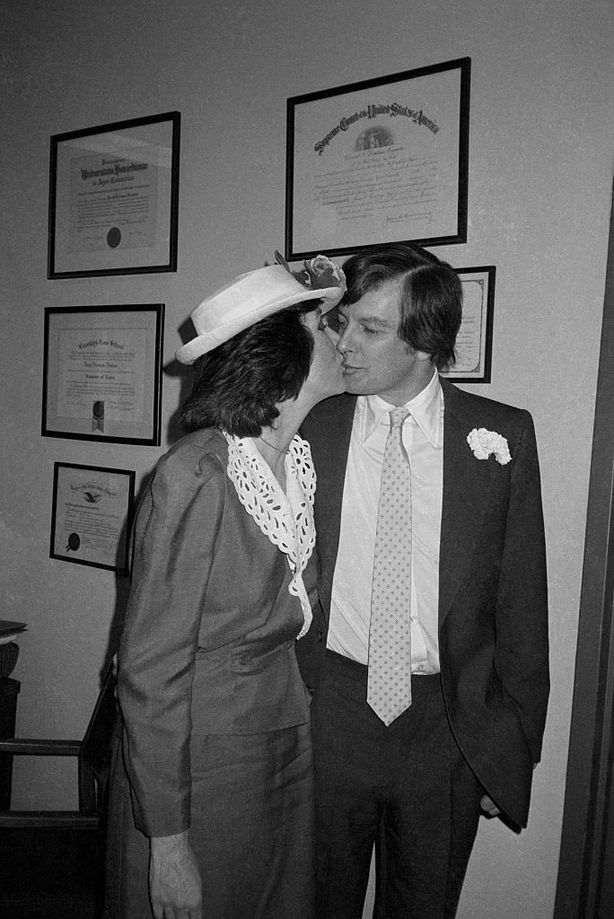 Diana Rigg mit ihrem Ehemann Archie Stirling im Rathaus an ihrem Hochzeitstag 1982 | Quelle: Getty Images