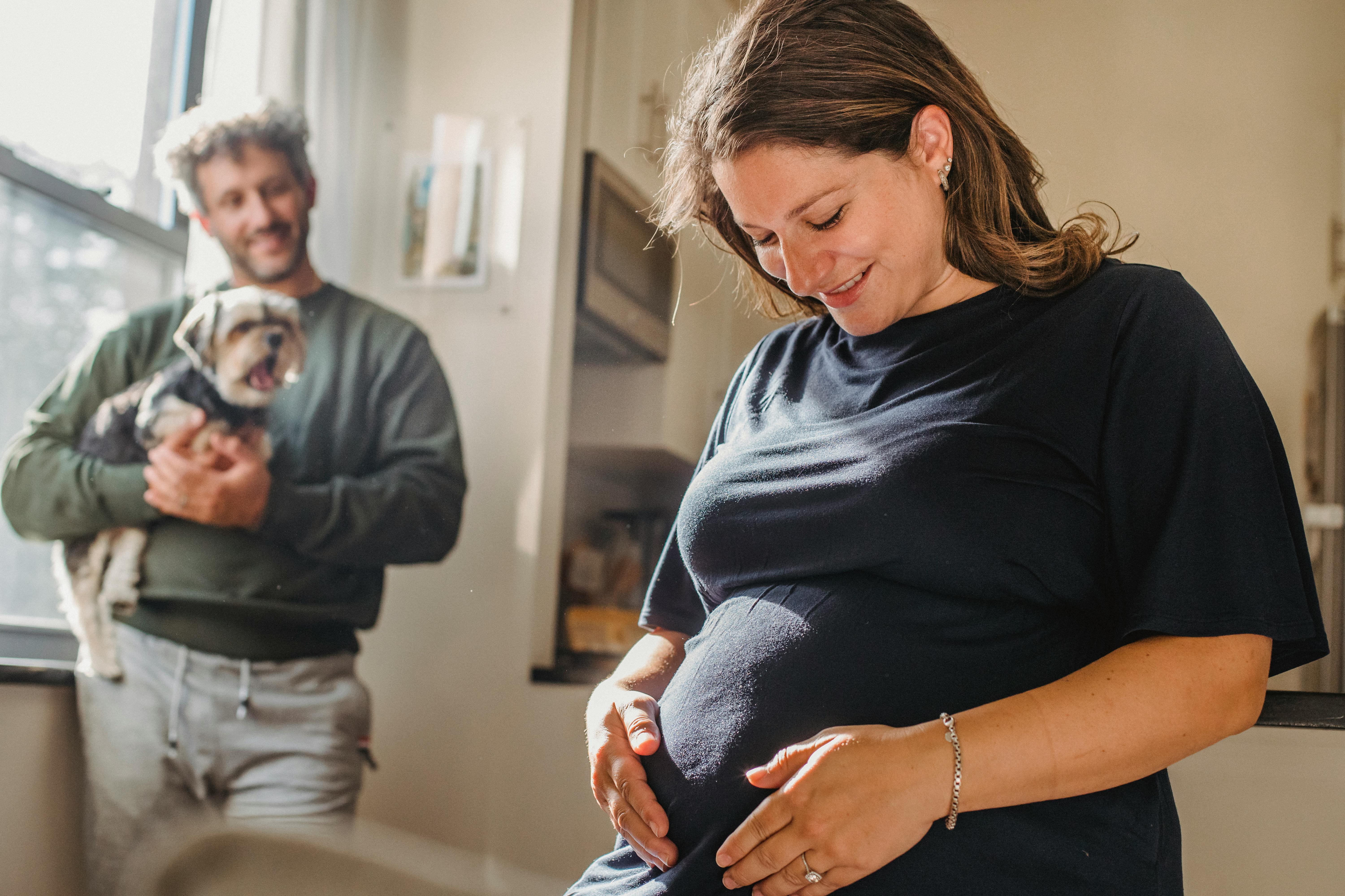 A happy pregnant couple hanging out | Source: Pexels