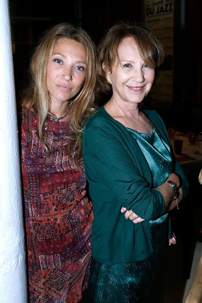  Laura Smet et sa mère Nathalie Baye participent au dîner. | Photo : Getty Images