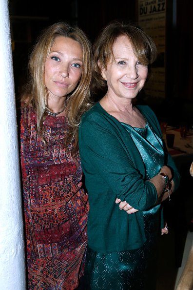 Laura Smet et sa mère Nathalie Baye participent au dîner. | Photo : Getty Images