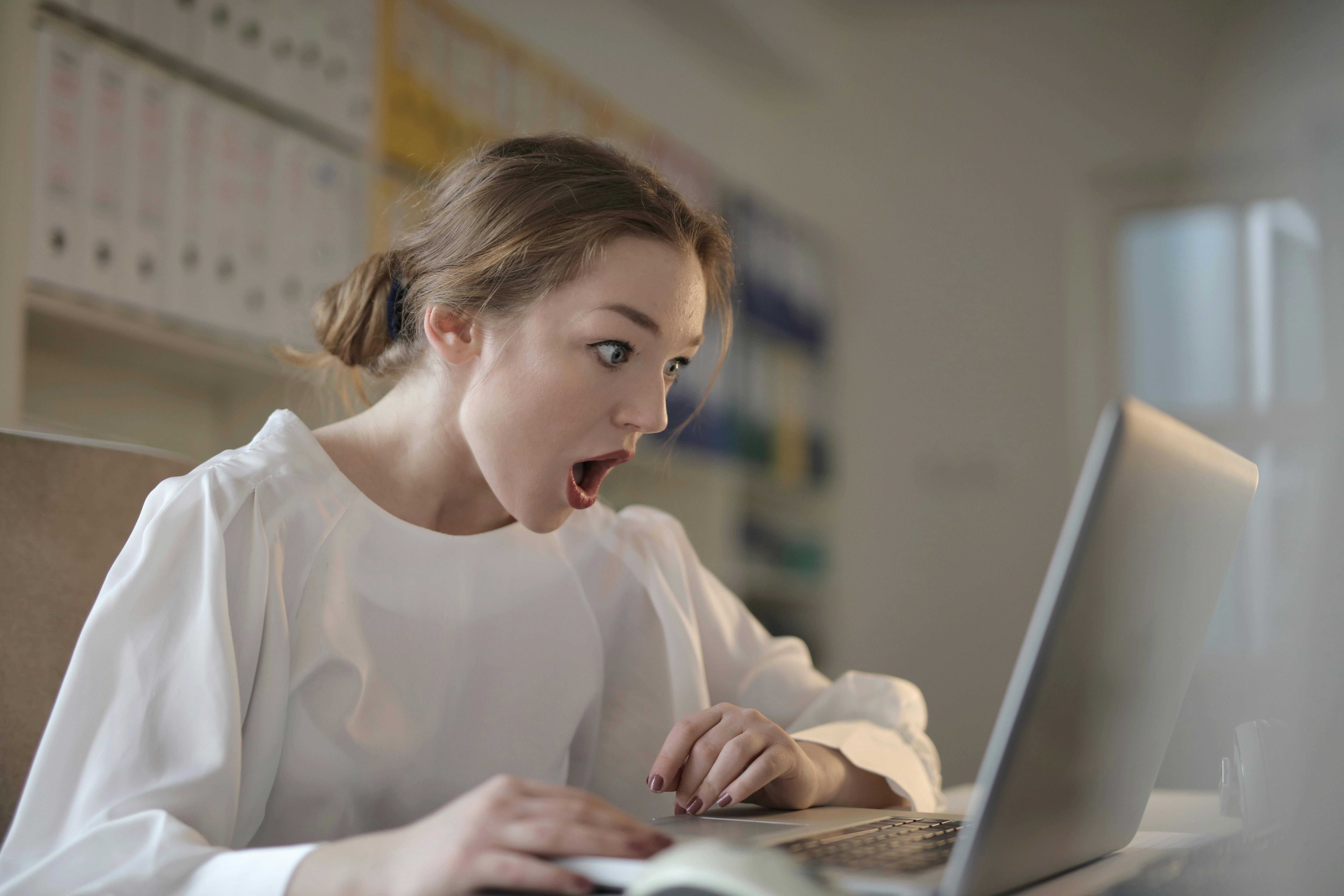 A shocked woman looking at a laptop | Source: Pexels